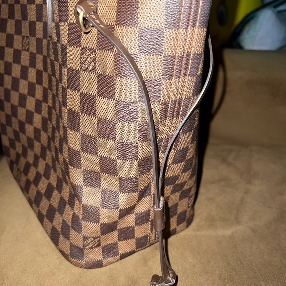 Louis Vuitton Neverfull MM Tote Bag - Picture 4 of 9